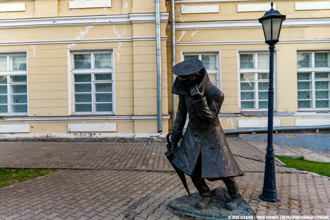 Памятник "Человек в футляре"