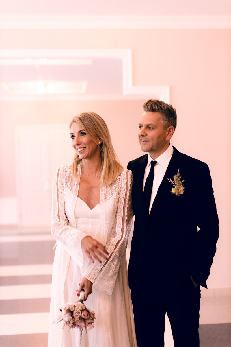 Одна из близких подруг Светланы, Екатерина Мцитуридзе, отметила, что никогда не видела ее такой счастливой, легкой и женственной. Правда, ну посмотрите, как сияет невеста!