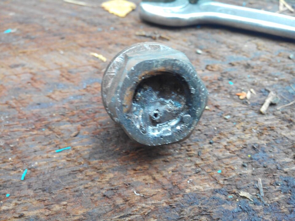 Сливной болт масла ваз 2106. Сорваны грани шестигранника. Сливная пробка масляного поддона нива. Сливная пробка нива. Сливная гайка акпп форд.