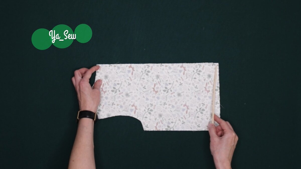 Стачать детали спинки до метки застежки. Припуски обметать и разутюжить. 