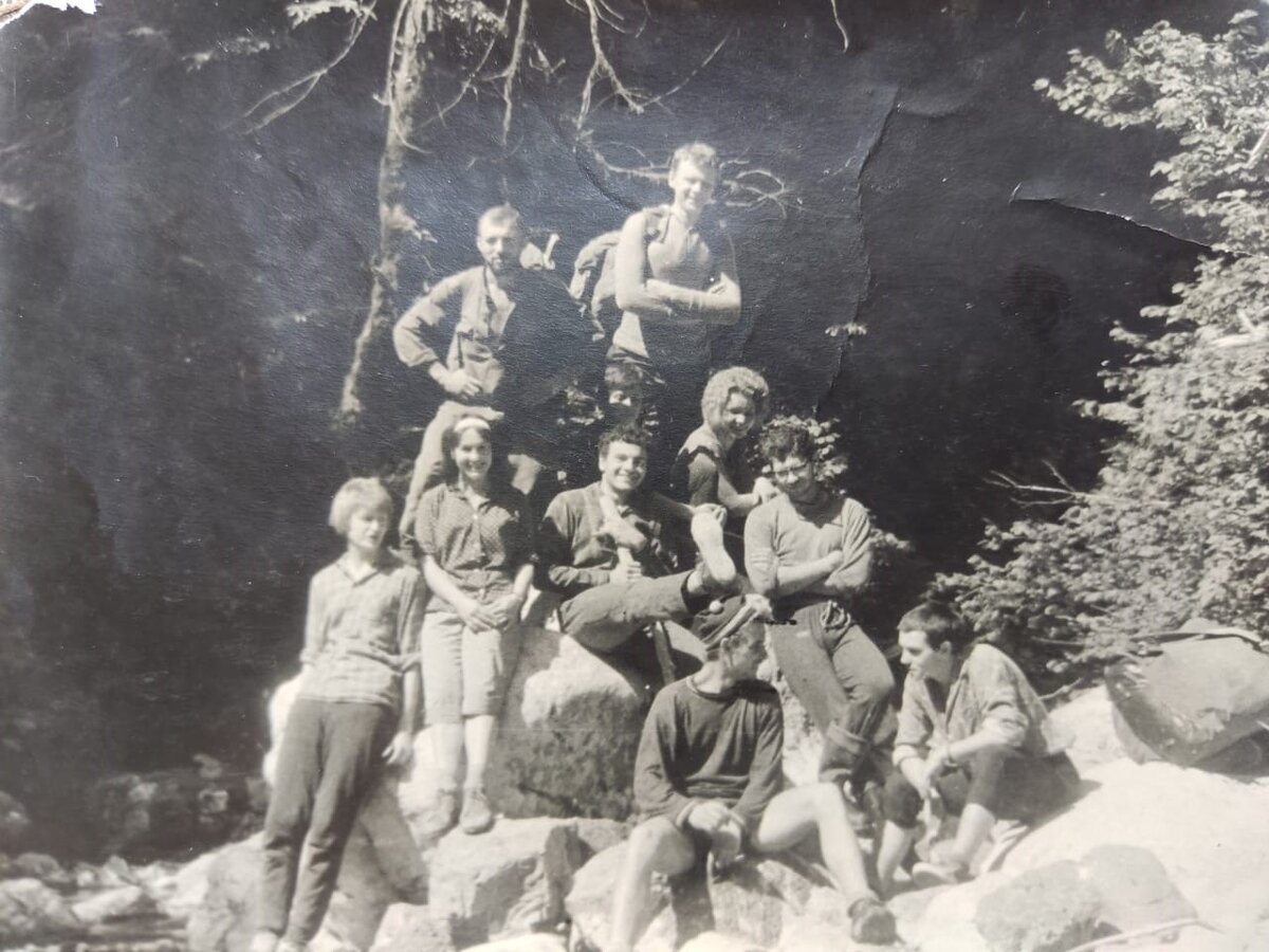 1965, июль, в районе входа в пещеру Величественная. Сверху вниз, слева направо: Юрий Франц, Валентин Беляев, Тамара Лифанова, Лариса Новомосковская, Михаил Ткаченко, Лариса Малащенкова, Николай Алексеев, Юрий Корнысь, Даниил Усиков. На фотографии нет еще двух участников: Олега Насонова и Людмилы Филипповой