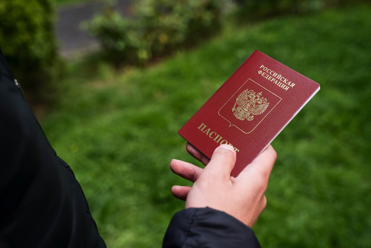 Многие граждане иностранных государств задумываются о получении паспорта РФ.