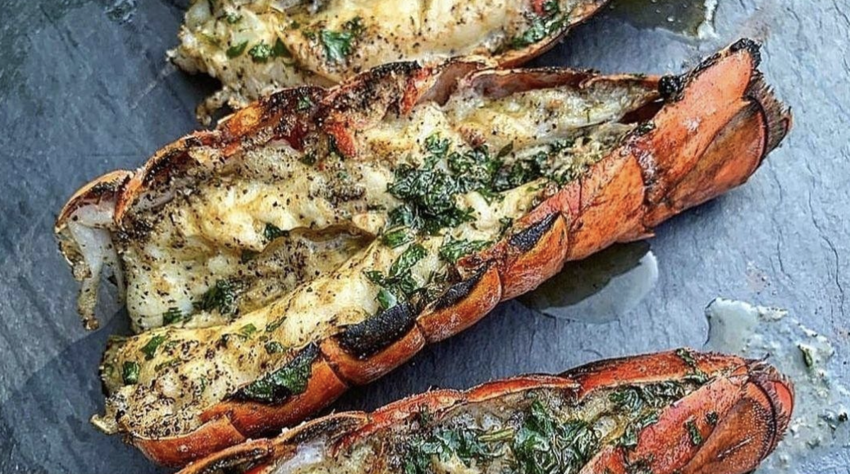 В среднем цена лобстера в Москве начинается от 3500 за кг. Средний размер это 500-700 г - одна штука. 