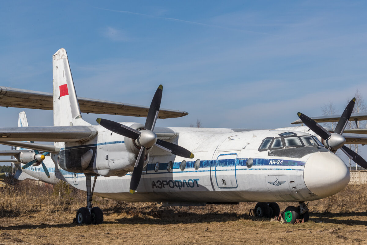 Советский самолет АН-24