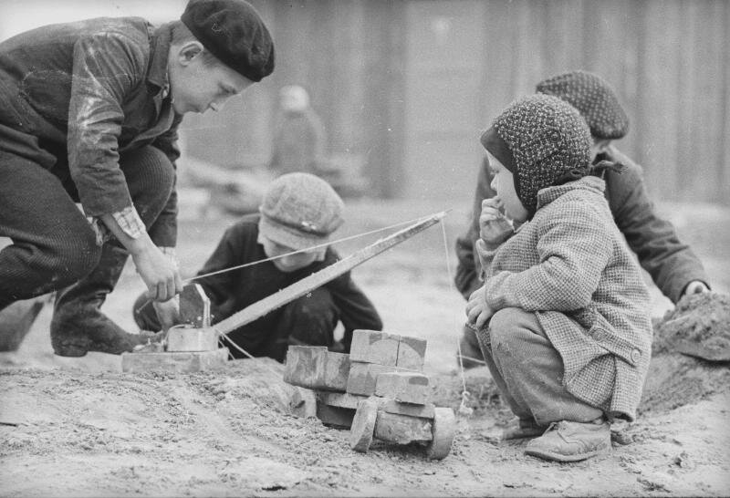 Будущие строители, 1965 год. Автор фото - В. Тарасевич.  Источник фото: russiainphoto.ru