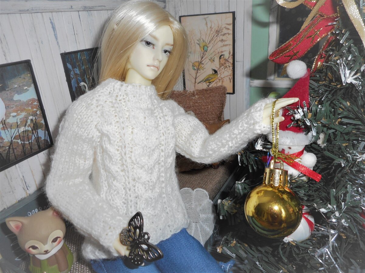 Опал наряжает ёлку