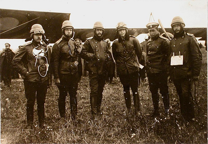 Русские летчики в 1915 году. Ткачев третий слева.