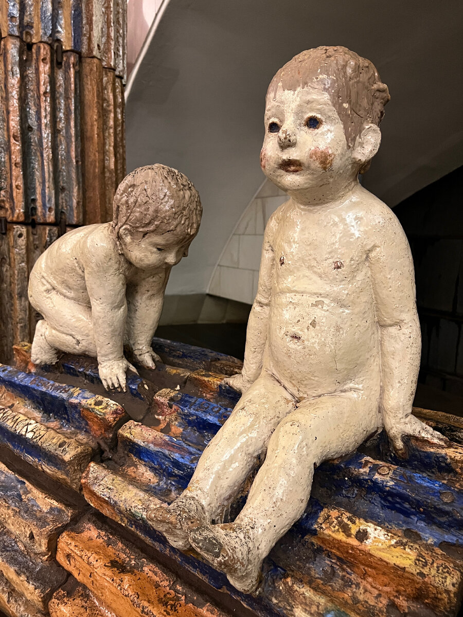 Скульптуры на м. Римская. Фото автора