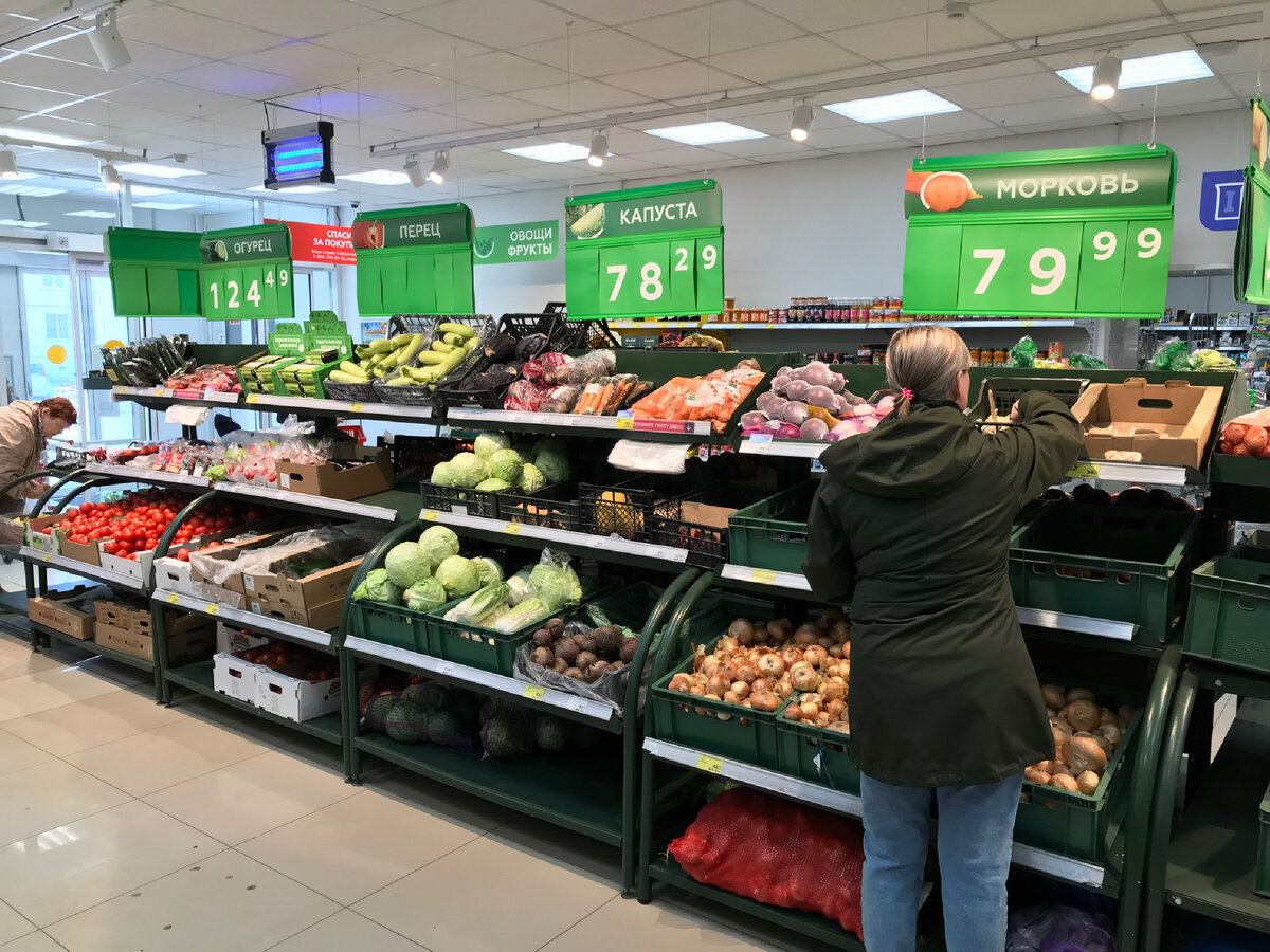 Цены на сегодня в городе Н.... Капуста за килограмм по 78.29, морковь по 79.99 рублей, а огурцы - 124.49. Главное каждая цена заканчивается цифрой 9!