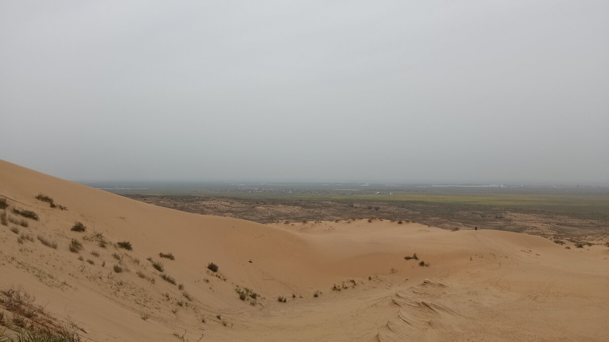 Пасмурный день на бархане Сарыкум. Дагестан. Фото: Лидия Захарова/Polienko: путешествуем вдвоём