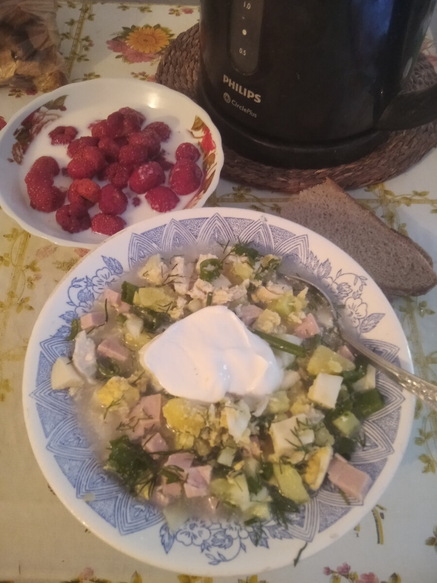 На обед окрошка на сыворотке со сметаной, ржаной хлеб, клубника с молоком