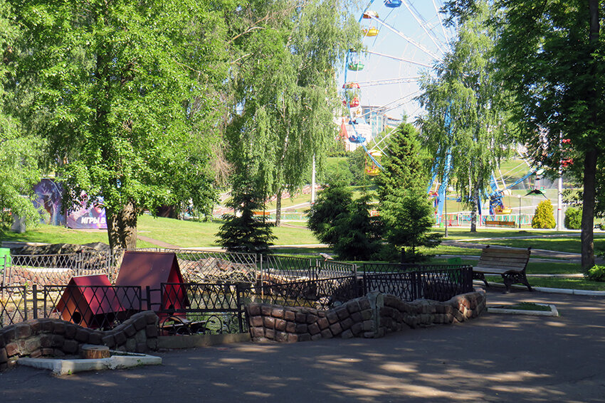 Уютные зеленые аллеи, интересные тематические площадки, веселые аттракционы - все это делает парк имени Пушкина в Саранске излюбленным местом отдыха.-3