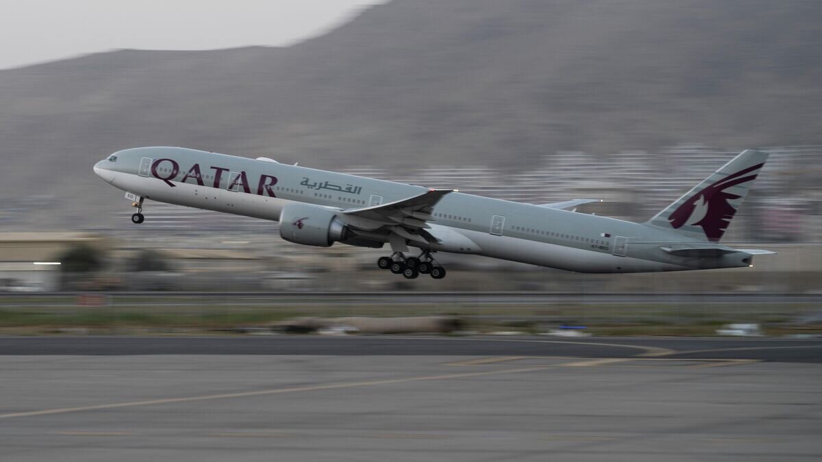    Самолет авиакомпании Qatar Airways вылетает из аэропорта Кабула© AP Photo / Bernat Armangue