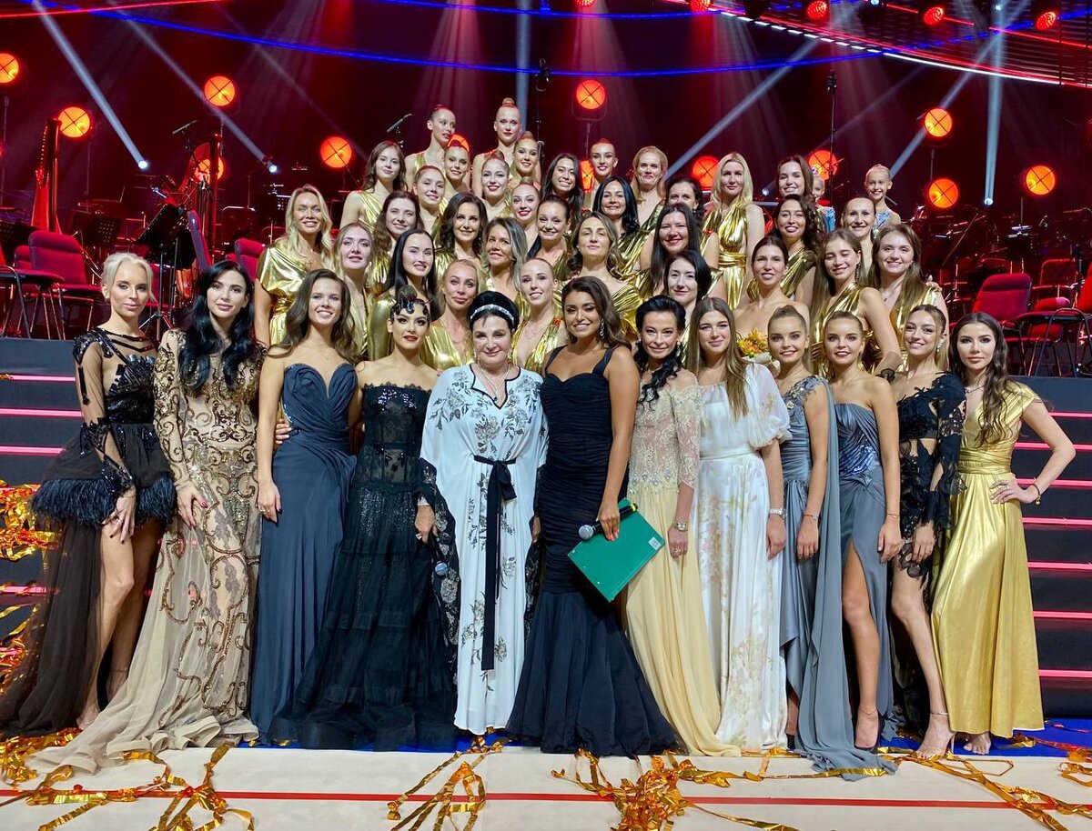    Ирина Винер с гимнасткамиСоцсети