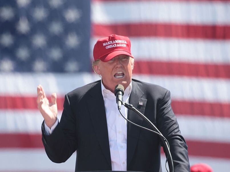 45-й президент США Дональд Трамп с кепкой «Сделаем Америку снова великой»