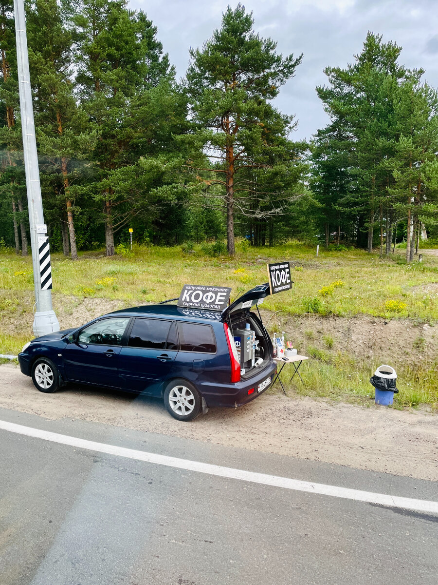 На границе как правило затор из машин, предприимчивые люди организовали кофе)