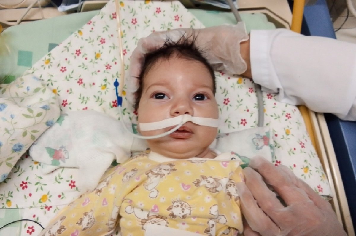    Мама ни разу не брала Ясмину на руки. Пока девочку не прооперируют, она будет продолжать жить в больнице.