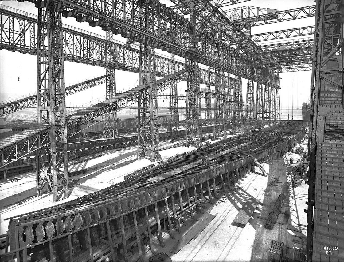    Кили лайнеров «Олимпик» и «Титаник» на верфи «Харленд энд Вулф»:Wikimedia Commons / Роберт Уэлч . National Museums NI : Harland & Wolff Collection