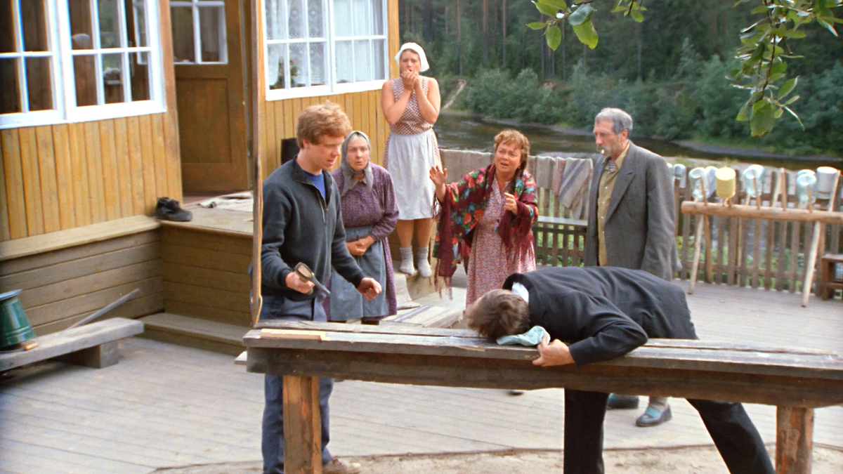 Кадр из к/ф «Любовь и голуби»