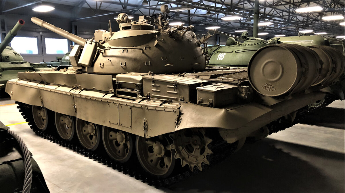 Вид на левый борт. На надгусеничной полке над четвертым опорным катком расположен выпускной патрубок двигателя.