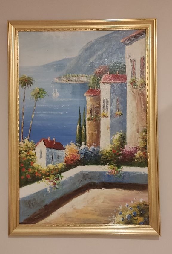 Красивая картина в номере.