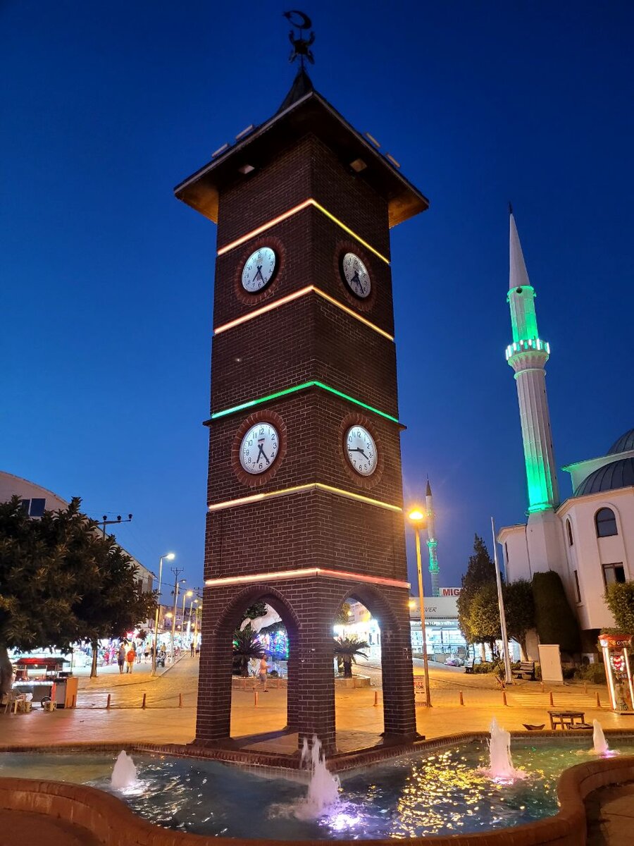 До центра Конаклы (на фото он) идти по прямой 20 минут