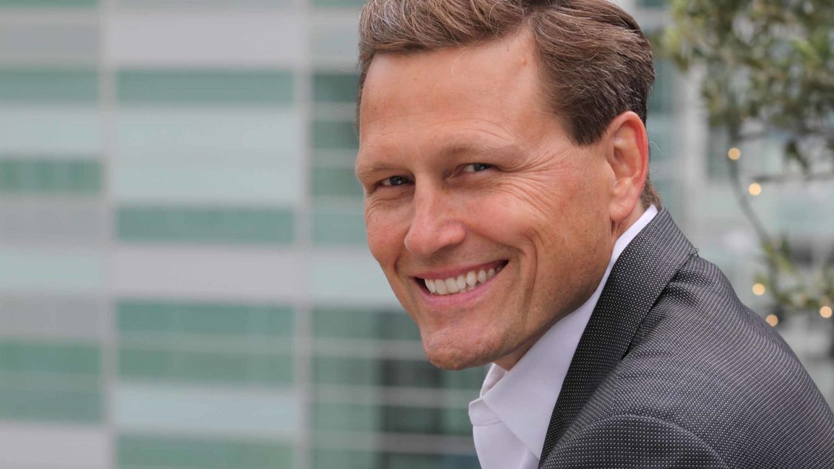 Это тот самый Дэвид Болдаччи, мастер детективного жанра и автор нескольких успешных серий, в число которых входит и "Детектив Амос Декер"