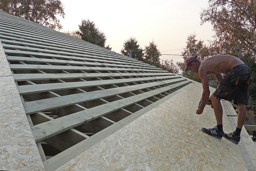 Гидроизоляция для осб плит. Плоская наплавляемая кровля. Стеклоизол на деревянную крышу на гвозди. Мягкая кровля на осб. Сплошной настил из обрешетки.