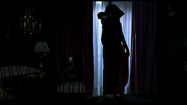 Джина Дэвис в роли вампирши выглядит очень забавно.