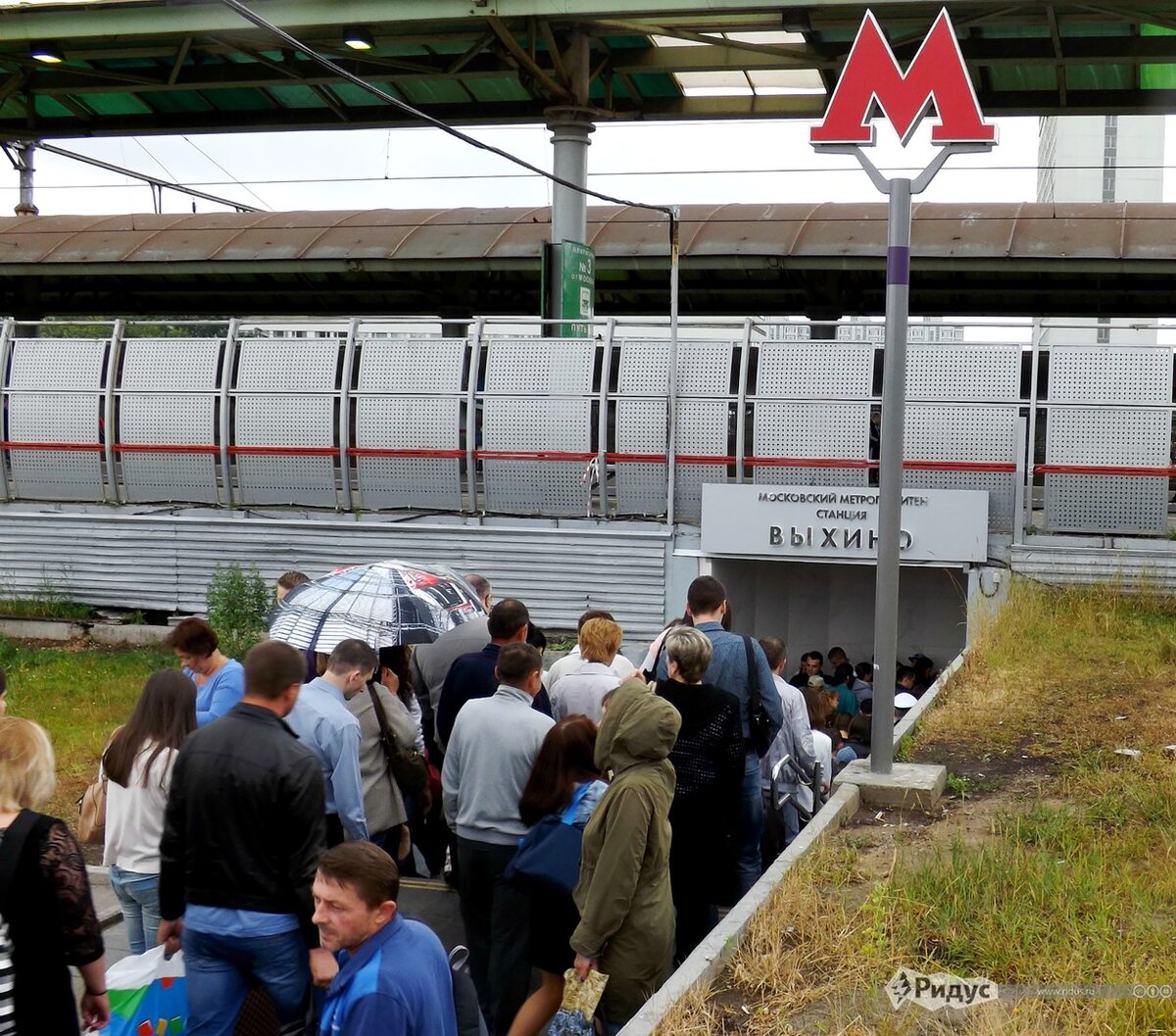 Девушки метро выхино. Московский метрополитен станция Выхино. Станция Выхино Москва. ЖД станция Выхино. Метро Выхино и ЖД станция Выхино.