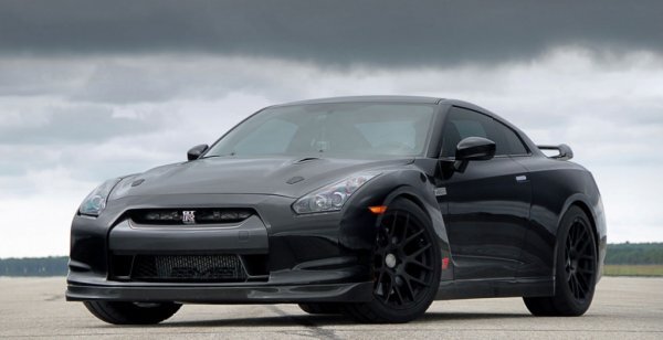 
Nissan GT-R AMS Alpha 12
Если вы хотите порулить действительно мощным автомобилем, вам нужно приобрести очень мощный спорткар Nissan Alpha 12 GT-R, тюнинг которого выполнен студией AMS Performance. Это авто нельзя назвать самым скоростным по разгону до сотни, однако четверть мили он проезжает за 8.8 секунд. При этом скорость составляет 275 км/час.

Компания по тюнингу авто AMS Performance давно уже работает с машинами Nissan. Однако выпуск Nissan Alpha 12 GT-R можно назвать настоящим пиком совершенства.
В версии Alpha 12 была заменена базовая головка блока цилиндров и модернизирован двигатель. Итогом таких преобразований стал сбалансированный гоночный спорткар, оснащенный 4-литровым мотором. Автомобиль на бензине выдает 1100 л.с. мощности, но если впрыснуть в бак гоночного топлива, мощность мотора увеличится до 1500 «лошадок»! До сотни гиперкар разгоняется за 2.4 сек. А чтобы прибавить еще сотню, понадобится всего 3.3 сек. При этом многим гоночным болидам останется лишь глотать пыль из-под задних колес этого автомобиля.

Следует отметить, что в скором времени AMS Performance обещает модернизировать мотор двигателя до 1700 «лошадей
