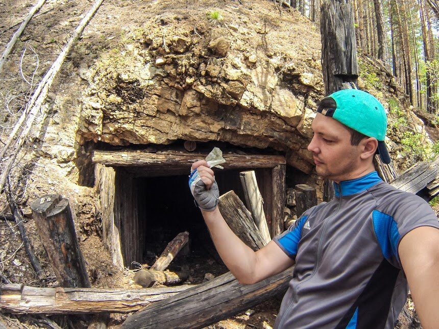 На входе в разрушенную шахту можно найти много образцов слюды