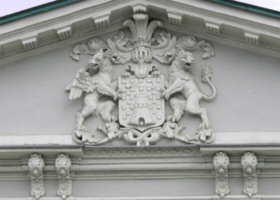 Герб Осиповских на фасаде усадьбы. Фото автора