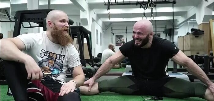 Исмаилов (справа)