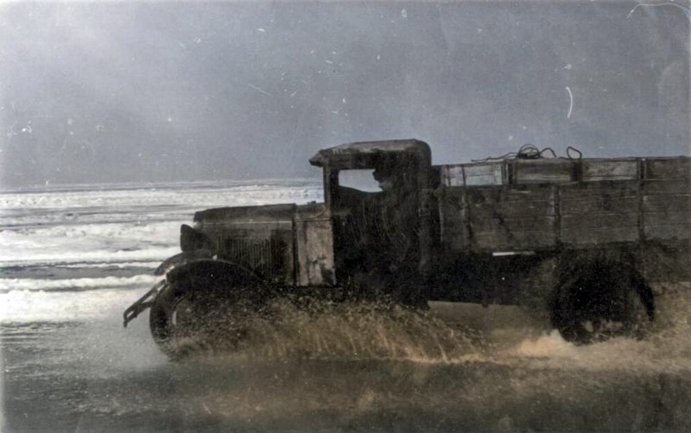 Советский грузовик ГАЗ-АА на ледовой дороге через Ладожское озеро.