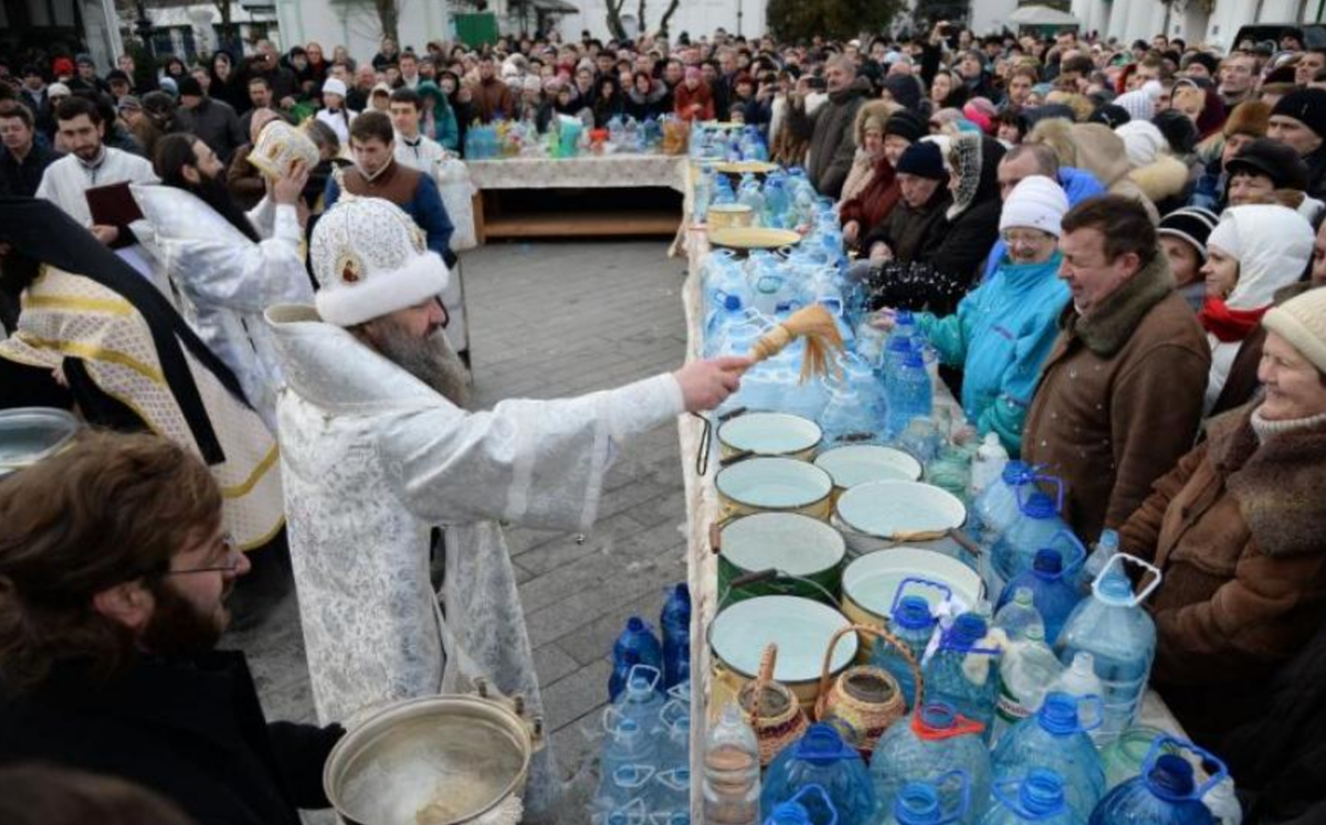Когда можно наливать крещенскую воду в церкви. Освящение воды на крещение. Освящение воды в храме. Освещение воды на крещение. Освящение воды в храме на крещение.