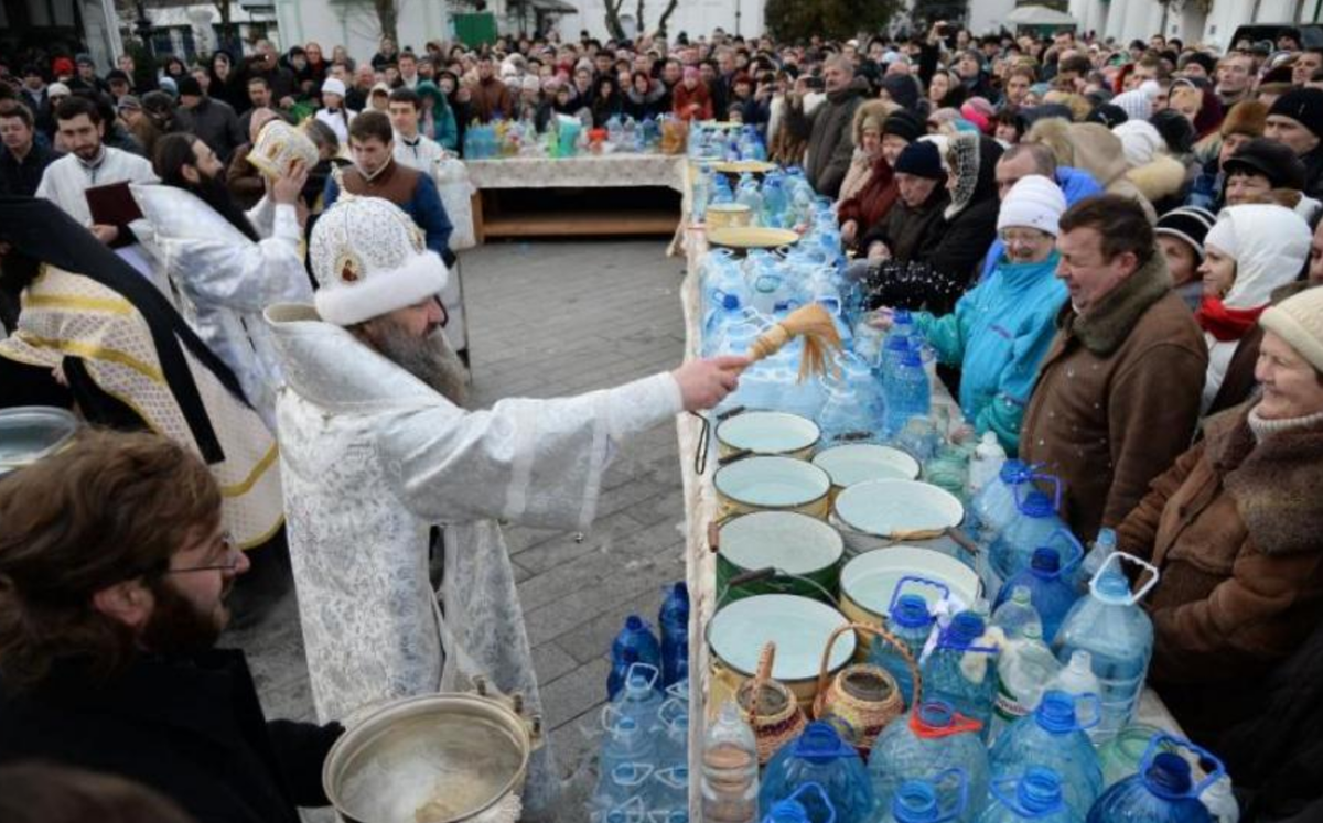 Когда и где набирать святую воду на Крещение, что можно и нельзя с ней делать