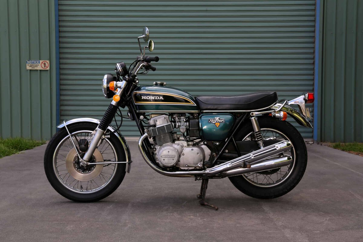 Honda CB750 1968. Первый крупносерийный мотоцикл с 4-х цилиндровым двигателем.