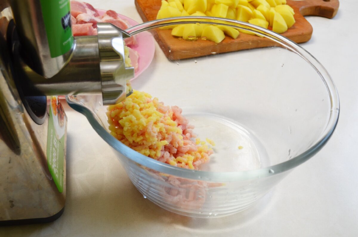 Главное,когда будете перекручивать мясо ,картофель и лук-чередуйте. Чтобы картофель не потемнел.