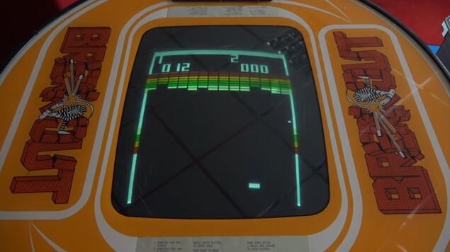 Игровой автомат Atari Breakout. Screenshot видео на YouTube