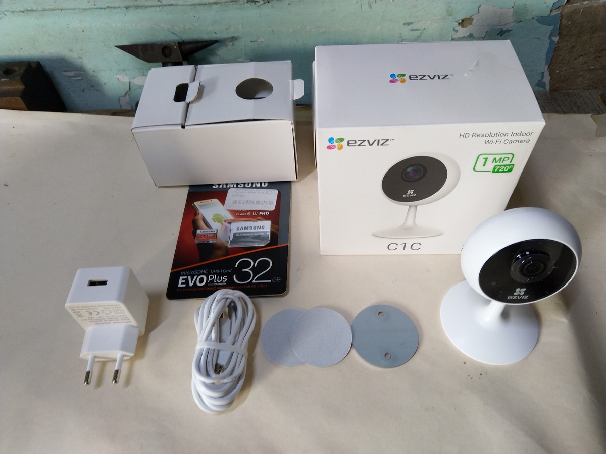 Пример домашней камеры EZVIZ с динамиком и микрофоном