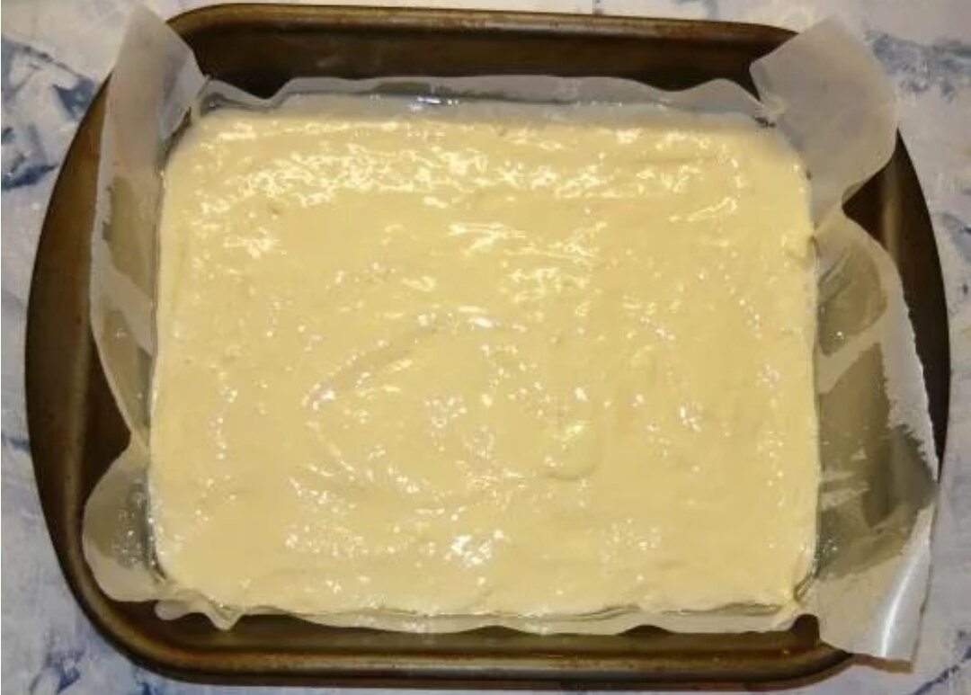 Надо смазывать бумагу для выпечки маслом. Бисквит на пергаментной бумаге. Тесто для творожной запеканки. Вылить бисквитное тесто на противень. Выложить творожную запеканку в форму для выпечки.