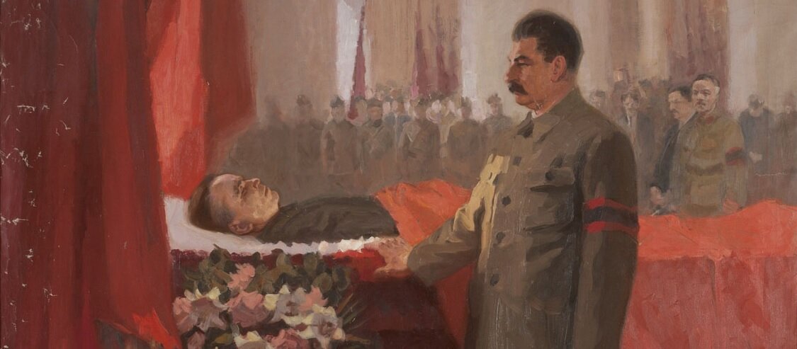 Художника не знаю. Сталин у гроба Кирова. Кажется, обдумывает будущие репрессии.