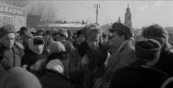 Кадр из фильма. Этой "толкучки" у Горбатого моста на самом деле не было