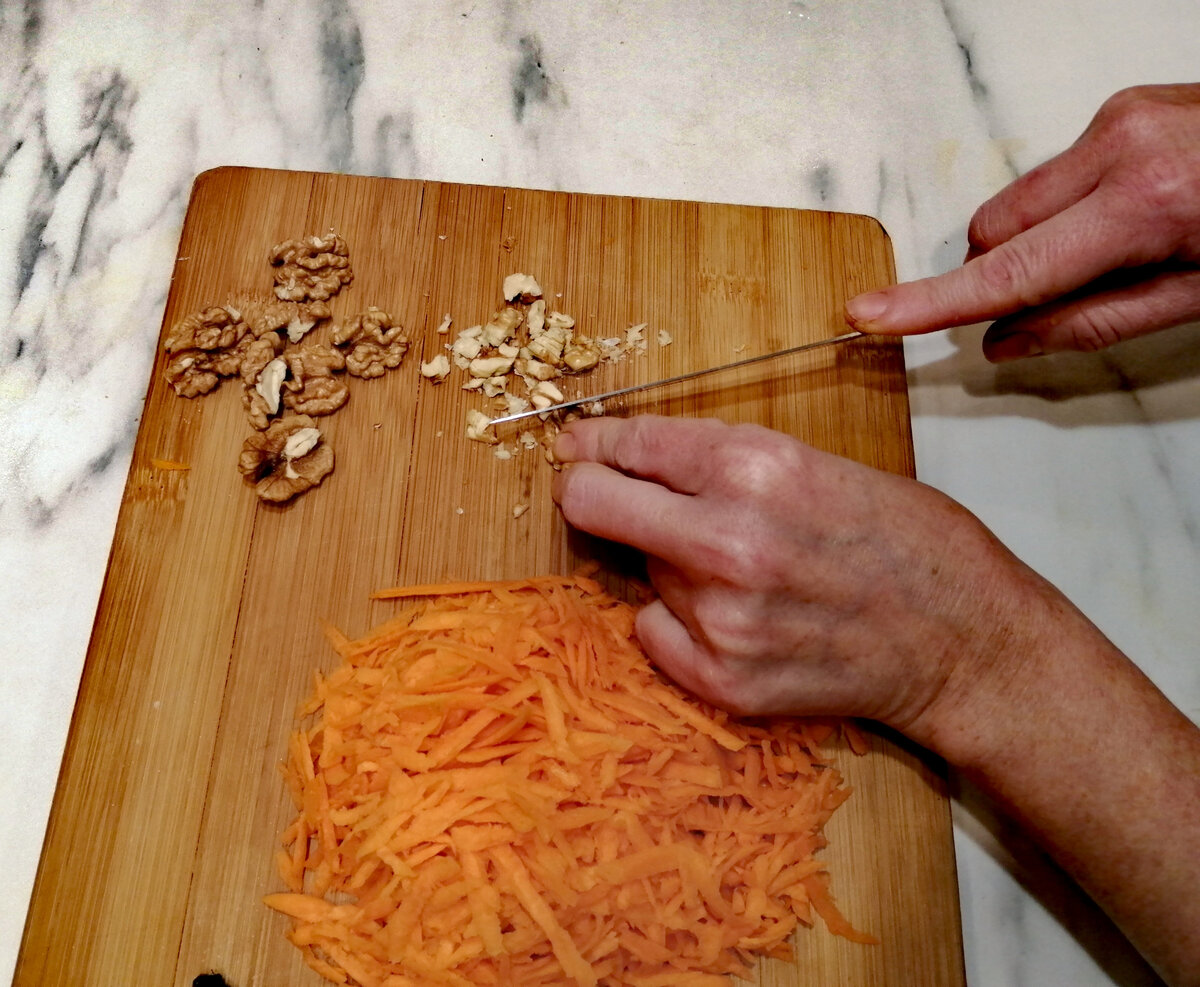 Легкий салат из моркови с орехами и постным майонезом