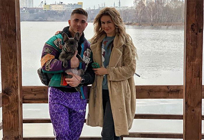 Роман Капаклы с супругой и собакой