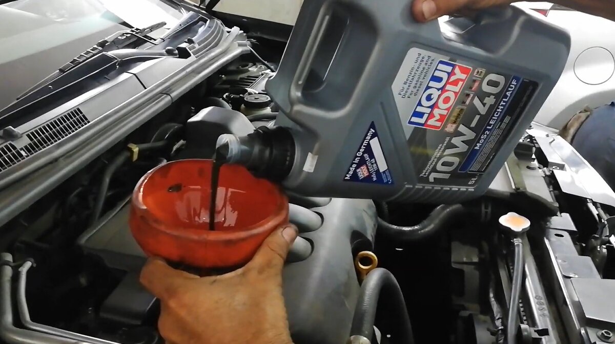 Заливаем моторное масло с молибденом в двигатель 
