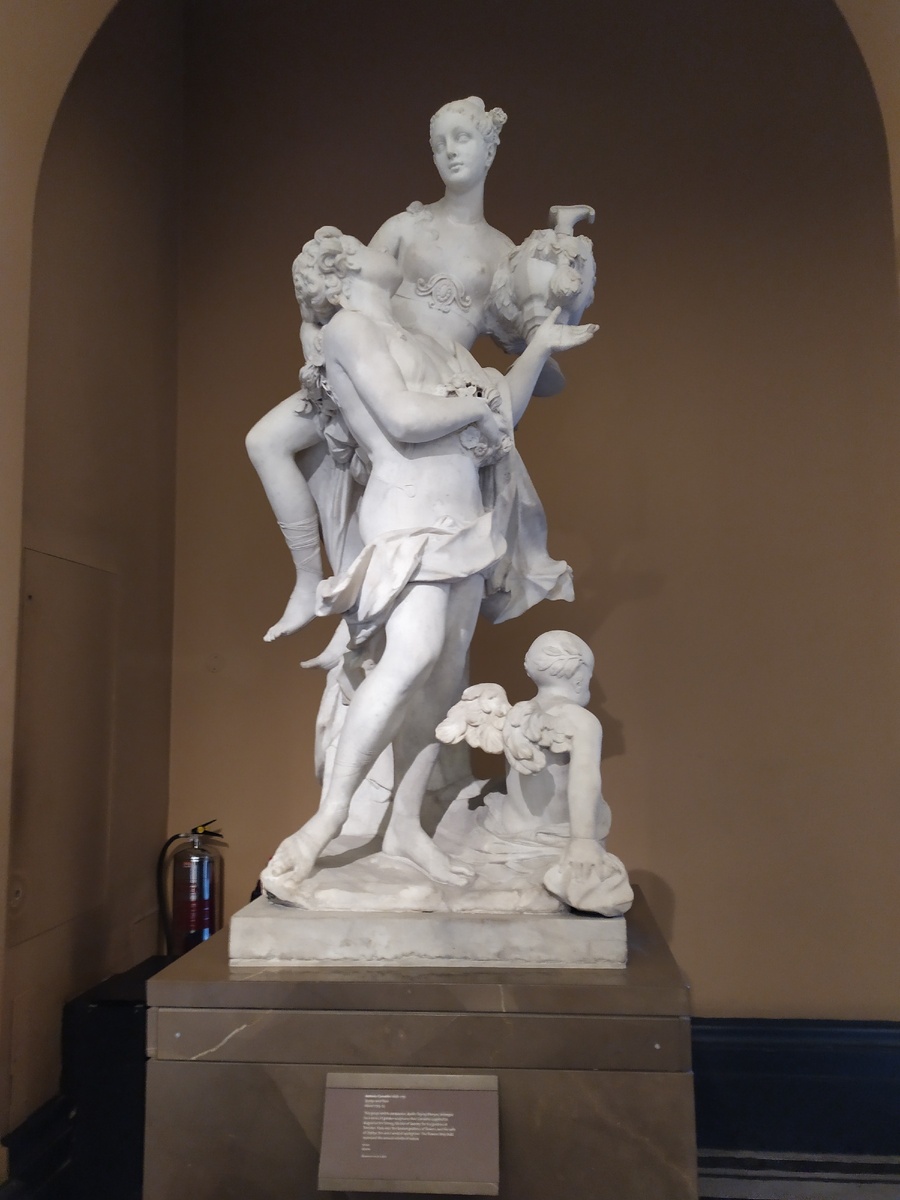 Скульптуры в музее Виктории и Альберта.