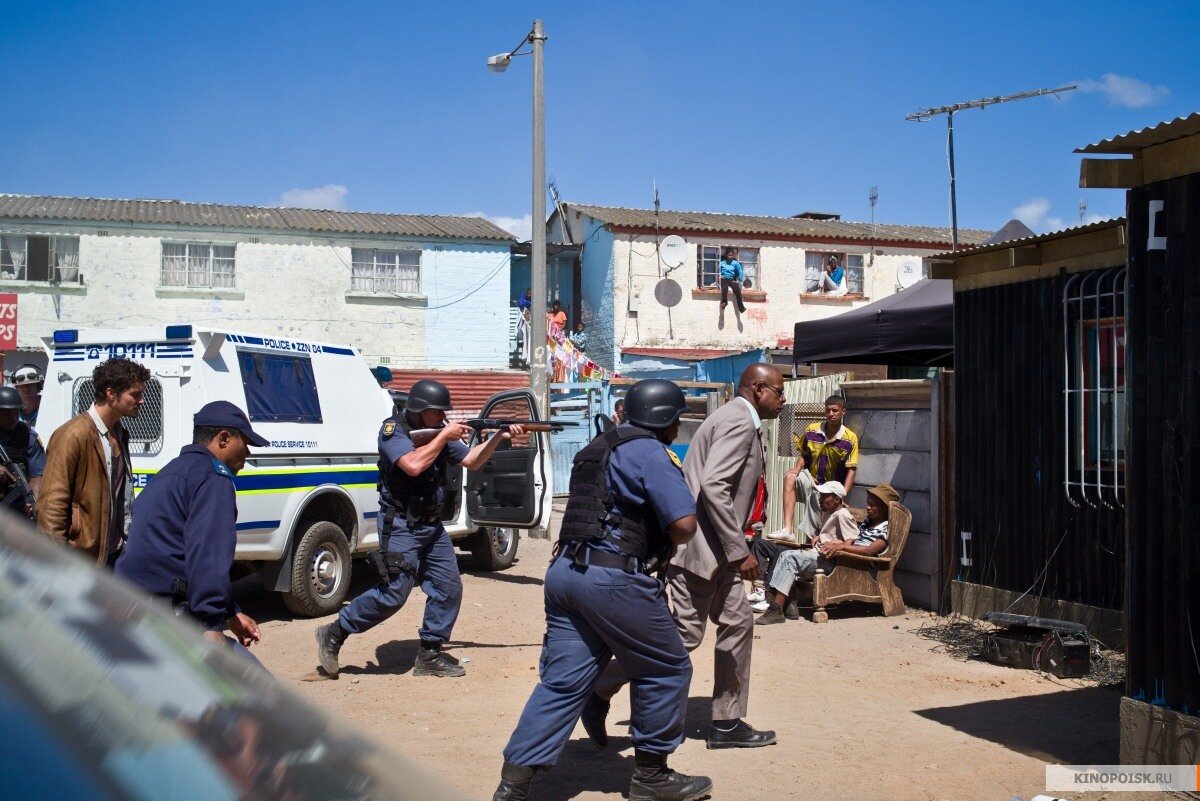 Съёмки в реальных трущобах, конечно, дело рискованное, зато какая экономия на декорациях! 