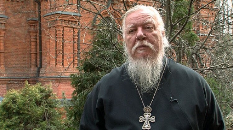 Дмитрий Смирнов в храме Святителя Митрофана Воронежского в Москве , где он служит с 1991 года . ( фото-яндекс-картинки)